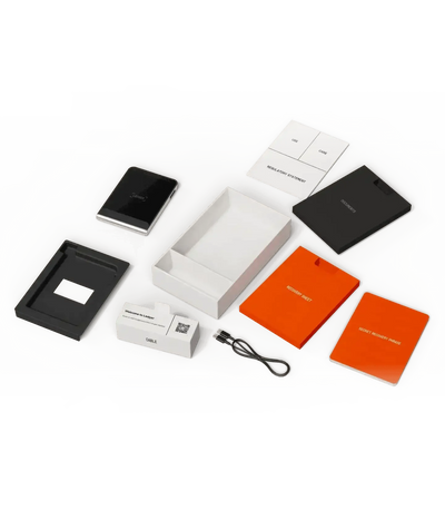 Zestaw biurowy: organizer, notesy, kabel USB i akcesoria na szarym tle, idealne do home office