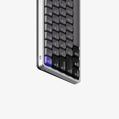 mechaniczna klawiatura z czarno-szarymi keycapami, purpurowy klawisz ESC, nowoczesny design