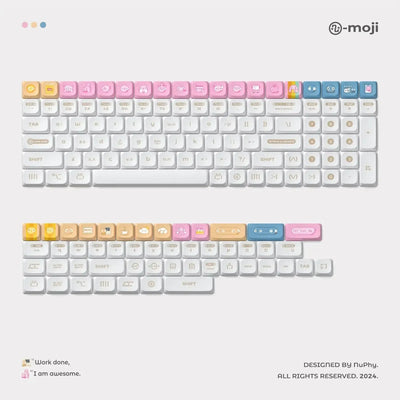 Zestaw białych keycapów do klawiatury mechanicznej z kolorowymi, ozdobnymi klawiszami emoji, idealny do personalizacji desk setupu.