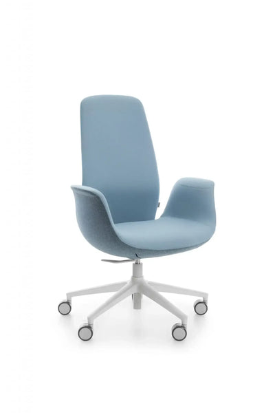Nowoczesny niebieski fotel biurowy na kółkach, ergonomiczne siedzisko, wysoki oparcie