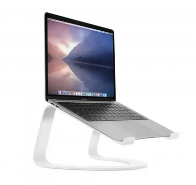 Laptop na białym stojaku do biurka, ergonomiczne akcesoria home office