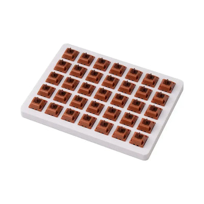 Brązowe switche Gateron Cap Golden Brown do klawiatury mechanicznej na białej tacce