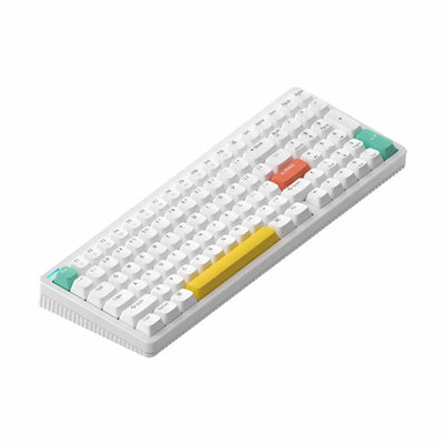 Klawiatura mechaniczna z białymi klawiszami i kolorowymi keycapami na minimalistycznym tle