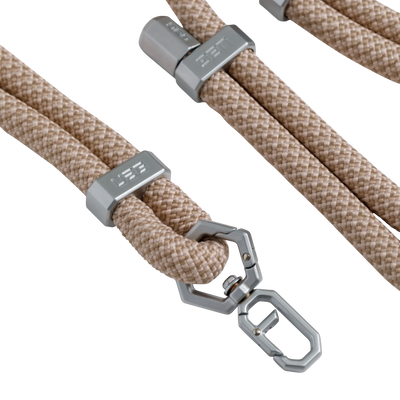 Beżowy, pleciony kabel z metalowymi złączami i karabinkiem do organizacji kabli w Home Office