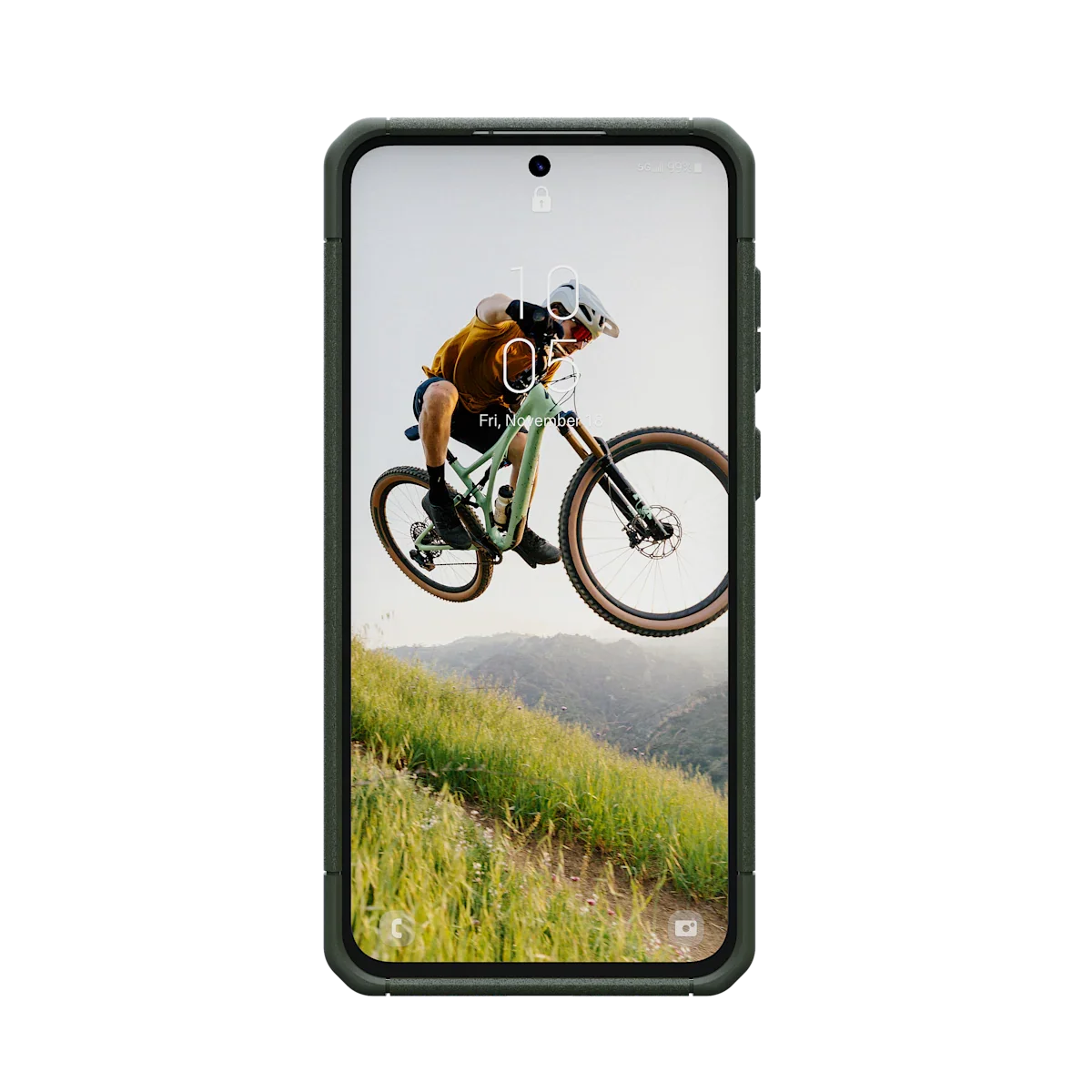 Smartfon w zielonym etui z ekranem pokazującym rowerzystę na skoku w górach