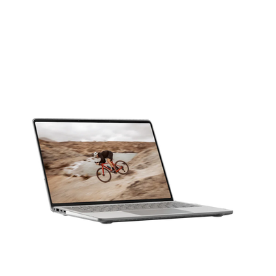 Laptop z ekranem pokazującym rowerzystę na trasie, idealny do home office i pracy zdalnej