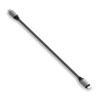 Krótki kabel USB-C do Lightning w oplocie na białym tle, akcesorium biurowe