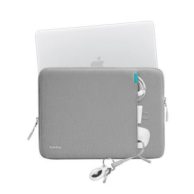 Szara torba na laptopa z kablem i akcesoriami, idealna do home office i desk setupu