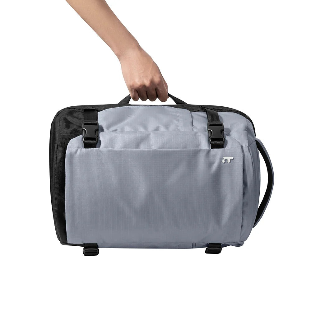 Szara torba na laptopa z uchwytem, idealna do Home Office i podróży, z akcesoriami biurowymi