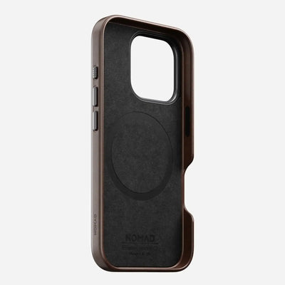 Brązowe skórzane etui do iPhone 16 Pro, widok od środka, wycięcia na aparat i przyciski.