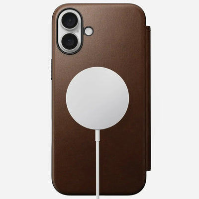 iPhone w brązowym etui z zamocowaną ładowarką MagSafe, akcesoria do biura
