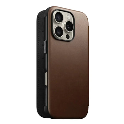 Brązowe etui skórzane na iPhone 16 Pro, widok na aparat i bok telefonu