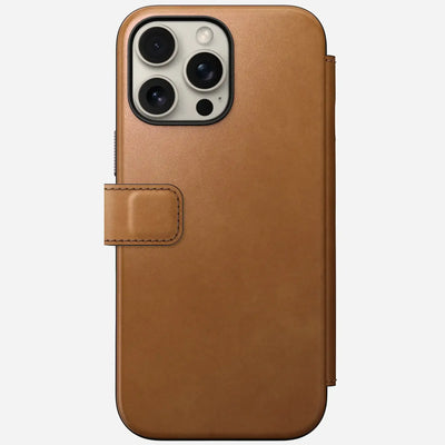 iPhone 16 Pro Max w brązowym etui skórzanym, akcesorium ochronne do smartfona