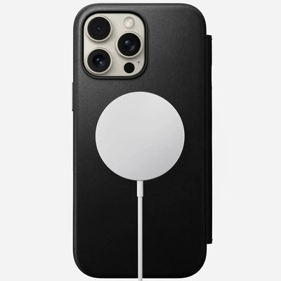 iPhone w czarnej etui z ładowarką MagSafe, akcesoria biurowe do smartfona