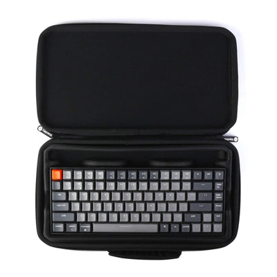 Klawiatura mechaniczna w sztywnym etui ochronnym, biurowe akcesoria do desk setupu.