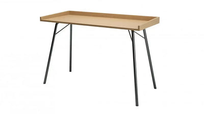 Minimalistyczne biurko z drewnianym blatem i czarnymi metalowymi nogami, idealne do home office.