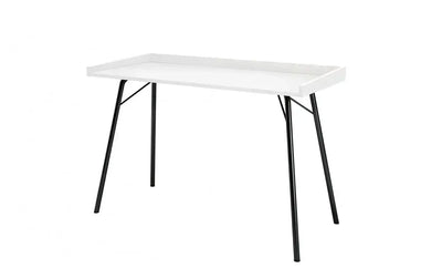 Biały biurko z czarnymi metalowymi nogami, minimalistyczny design, idealne do home office.