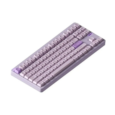 Fioletowa klawiatura mechaniczna, kompaktowa, stylowy keycap, nowoczesny desk setup