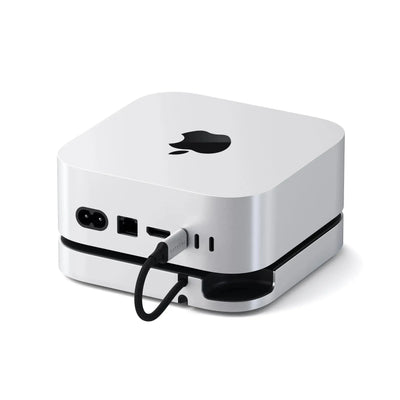 Aluminiowy hub USB-C z obudową SSD pod Mac Mini, urządzenie biurowe, kable podłączone.