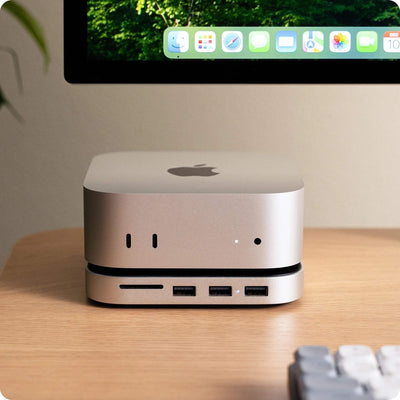 Mac Mini na stojaku z hubem USB i miejscem na SSD, nowoczesne akcesorium biurowe na biurku