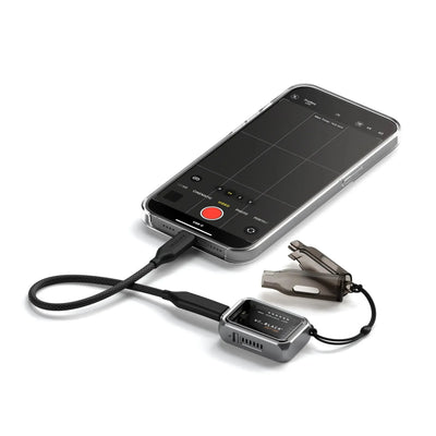 Obudowa mini NVMe SSD podłączona do smartfona przez kabel USB-C, akcesoria biurowe