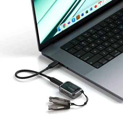 Mini obudowa SSD NVMe podłączona do laptopa, nowoczesny zestaw biurowy