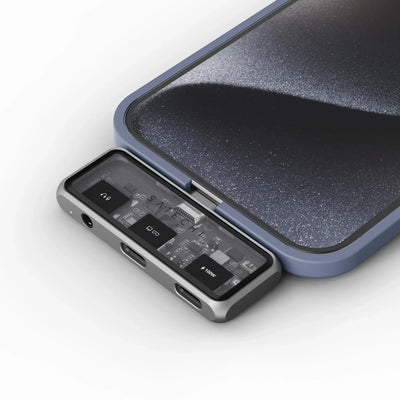 Nowoczesny hub USB-C z wyjściem audio podłączony do smartfona, widoczne porty i podzespoły