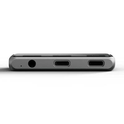 Srebrny hub USB-C z portami audio, USB-C i USB na białym tle, akcesorium biurowe