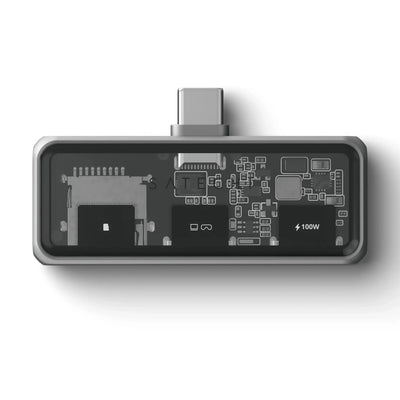 Przezroczysty hub USB-C z wejściem microSD, widoczne wnętrze i elektronika, moc 100W.