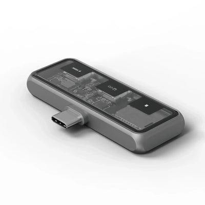 Nowoczesny hub USB-C z czytnikiem kart microSD do biura, widok z przezroczystą obudową