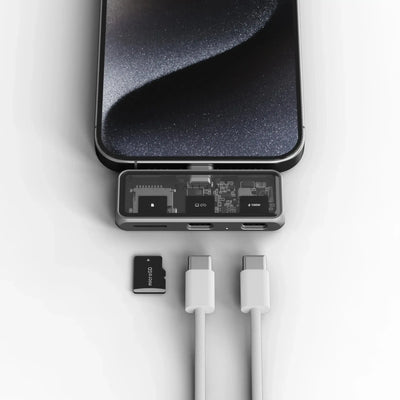 Stacja dokująca USB-C z czytnikiem microSD, dwoma kablami i smartfonem na białym tle