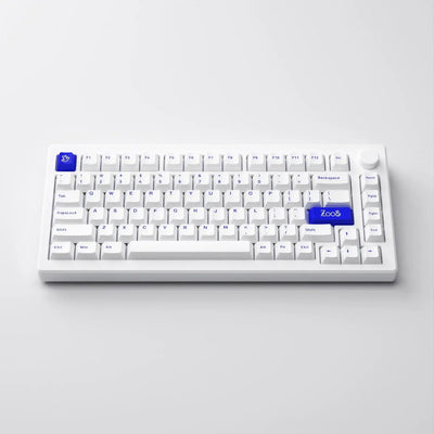 Biała klawiatura mechaniczna z niebieskimi keycapami, minimalistyczny design, idealna do biura