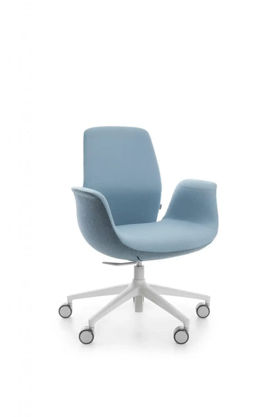 Niebieski fotel biurowy na kółkach z ergonomicznym oparciem, idealny do home office