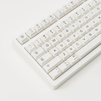 Biała klawiatura mechaniczna do biura, minimalistyczny design, keycapy QWERTY
