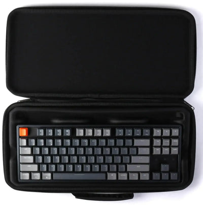 Klawiatura mechaniczna w etui ochronnym, ciemne keycapy, akcesoria biurowe, desk setup