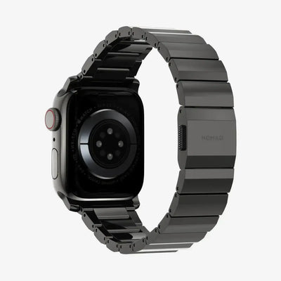 Czarny smartwatch z metalową bransoletą, widok od tyłu, nowoczesny design akcesoriów biurowych