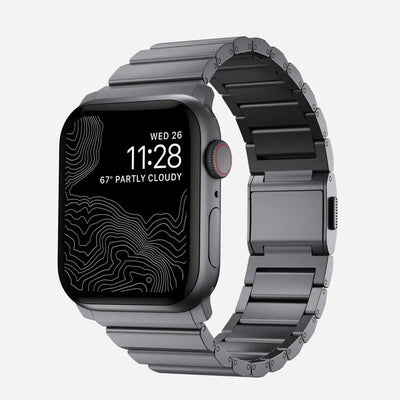 Czarny smartwatch z metalową bransoletą, nowoczesny zegarek do biura i home office