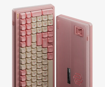 Różowa klawiatura mechaniczna z keycapami w odcieniach różu i beżu, idealna do home office.