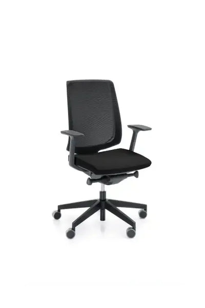 Czarny ergonomiczny fotel biurowy na kółkach, regulowane podłokietniki, siatkowe oparcie.