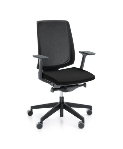 Czarny ergonomiczny fotel biurowy na kółkach z regulowanymi podłokietnikami, idealny do home office