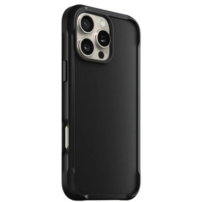 Czarne etui ochronne na smartfon z widoczną potrójną kamerą, minimalistyczny design
