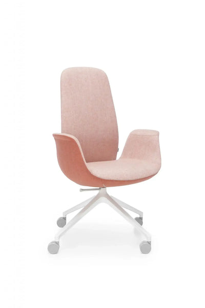 Różowy, wysoki fotel biurowy na kółkach, idealny do home office, ergonomiczny design