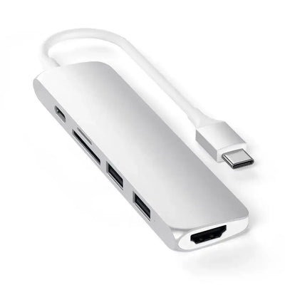 Srebrny aluminiowy adapter USB-C do biura z wieloma portami, w tym HDMI i USB.