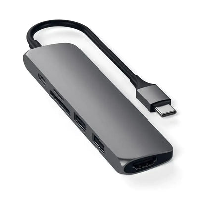 Srebrny aluminiowy hub USB-C z wieloma portami HDMI, USB i czytnikiem kart, akcesorium biurowe