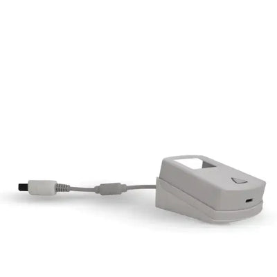 Biały adapter bezprzewodowy z kablem USB do akcesoriów biurowych na biurko