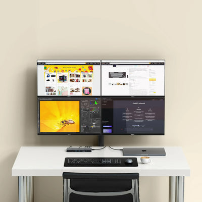 Stacja dokująca Thunderbolt 4 na biurku z czterema monitorami, laptopem i klawiaturą w nowoczesnym home office.