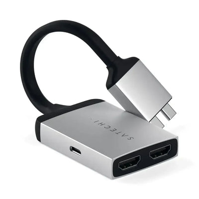 Srebrny adapter USB-C z dwoma portami HDMI i dodatkowym portem USB-C na biurko