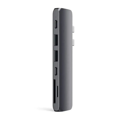 Adapter USB-C hub wieloportowy w kolorze szarym, porty USB, czytnik kart SD.