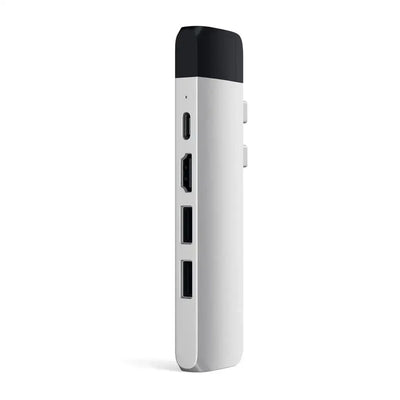 Srebrny adapter USB-C hub z portami HDMI i USB, nowoczesne akcesorium do biura