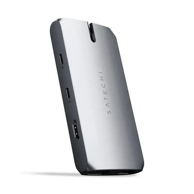 Srebrny adapter USB-C z wieloma portami, widoczne złącza i nowoczesny design